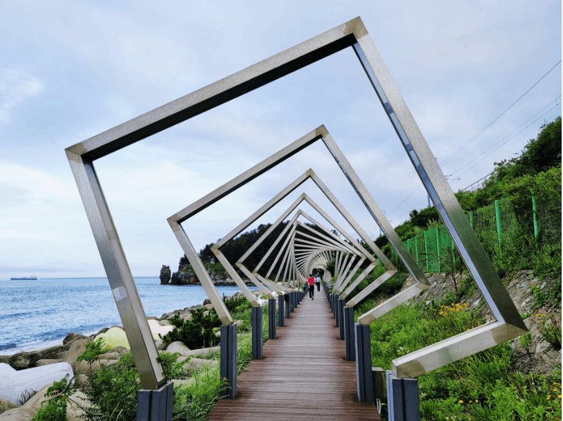 한섬해변과-한섬감성바닷길