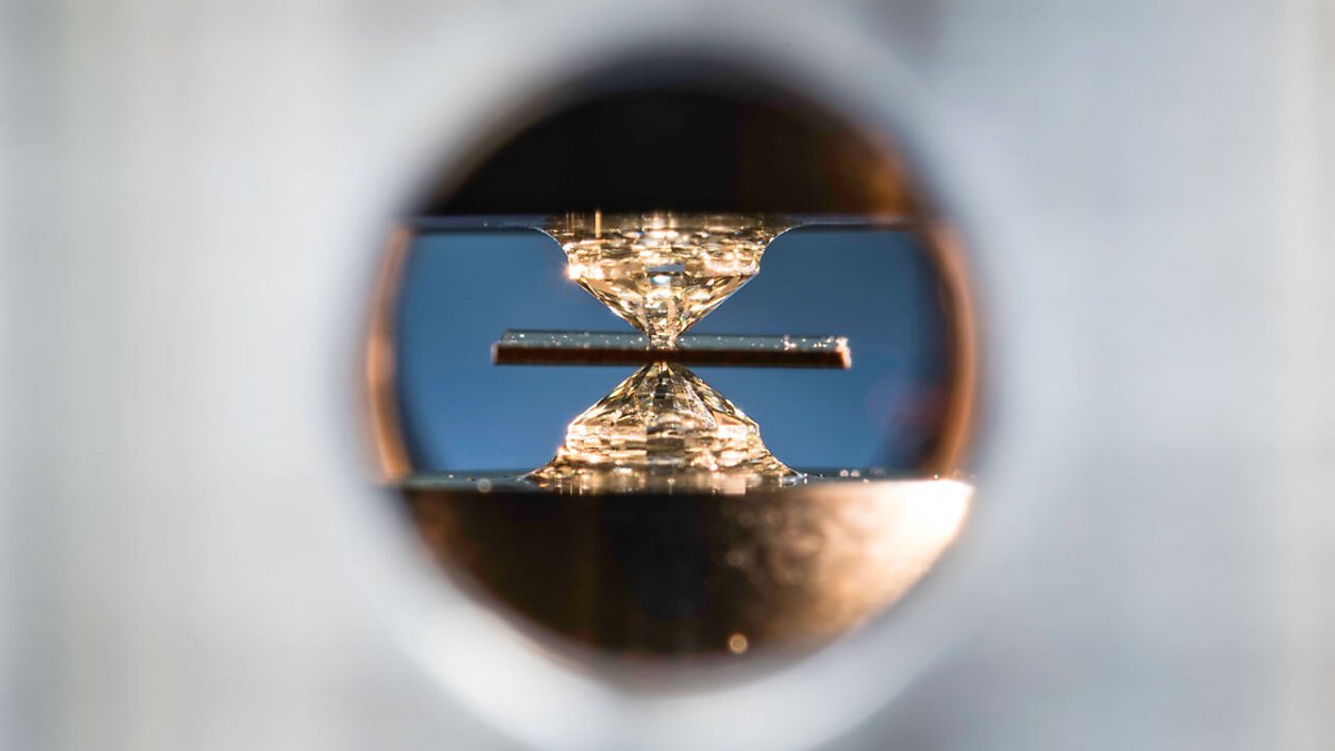 두 다이아몬드의 뾰족한 끝 사이 공간에 황화수소(H₂S)와 수소(H₂)&amp;#44; 메탄(CH₄)를 넣고 두 다이아몬드를 눌러 260만 기압이 되면 탄소질황수소화물(CSH)이 만들어진다. 이 물질은 임계온도가 15℃에 이르는 상온 초전도체이지만 정확한 구조는 밝혀지지 않았다. 애덤 펜스터/미국 로체스터대 제공 [네이버 지식백과] 상온 초전도체 시대 열릴까 (강석기의 과학카페)