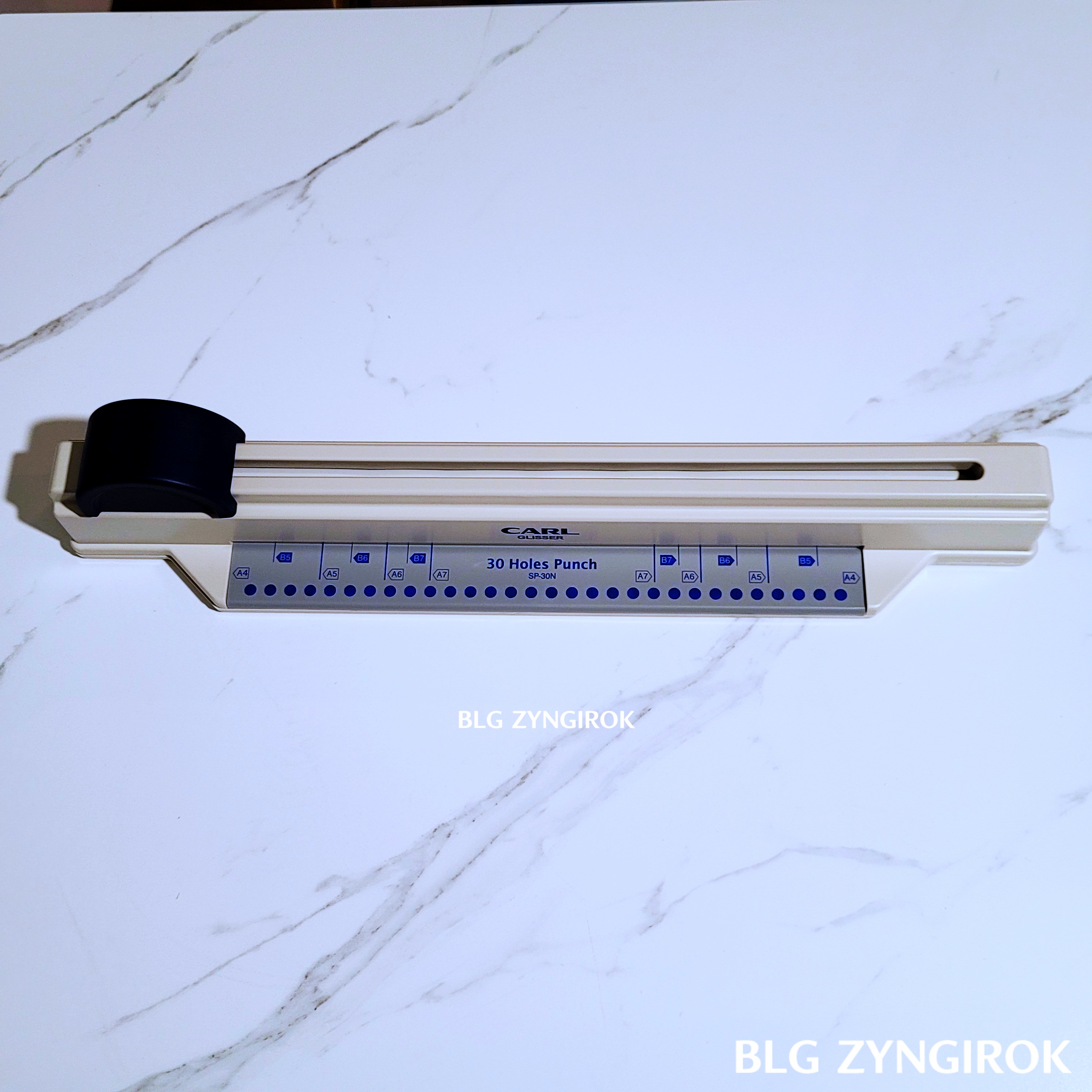 CARL-GLISSE가-테이블-위에-놓여있다.