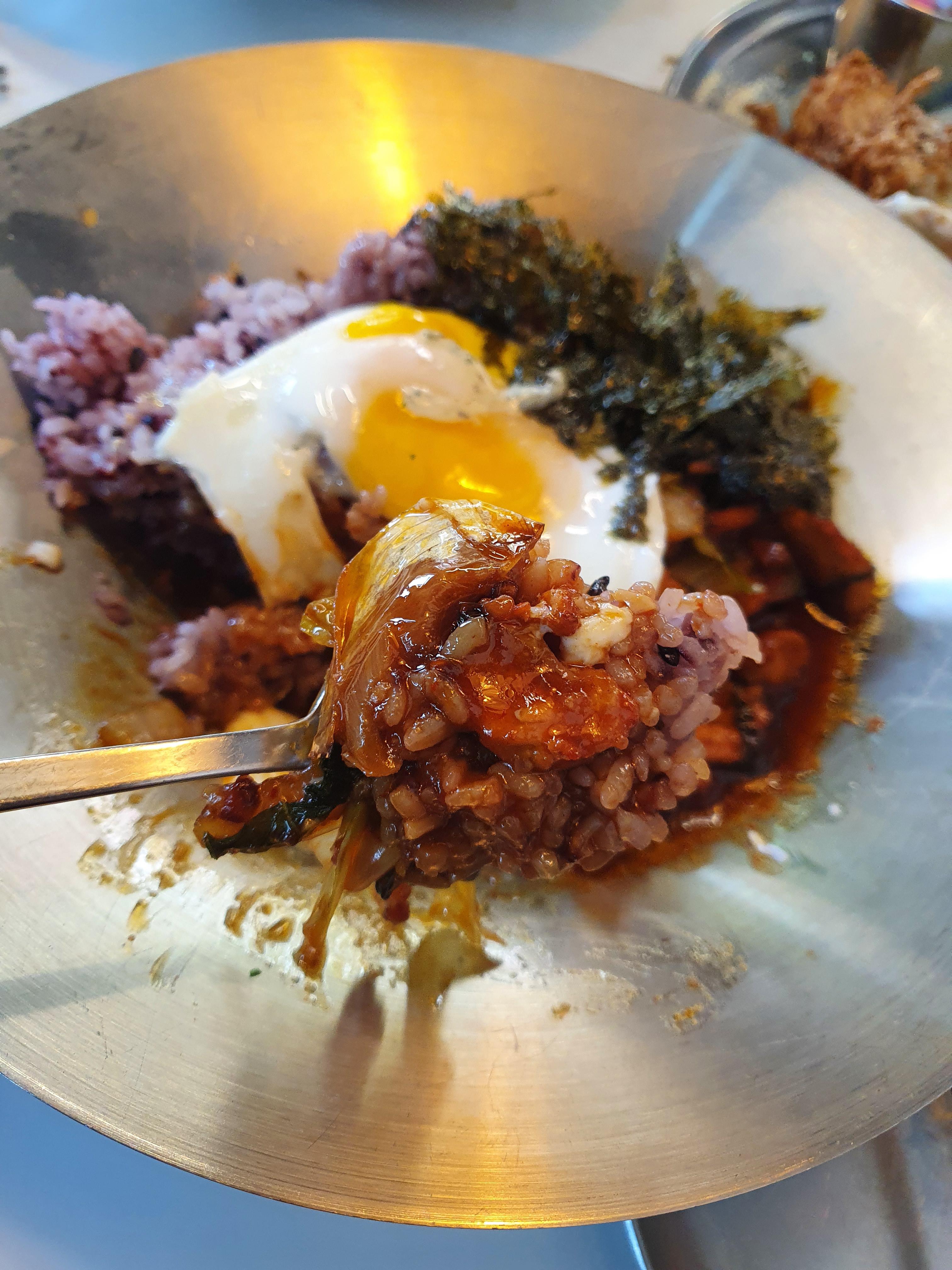 덮밥의 구성과 비주얼은 맘에 들지만, 불맛은 기대 하지 마세요.