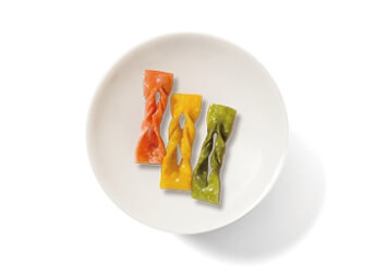 매작과가 담긴 하얀 접시