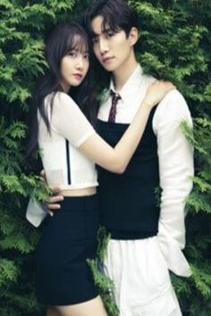 연예인과-마주보며-어깨에-손을-얹고-사진찍는-모습