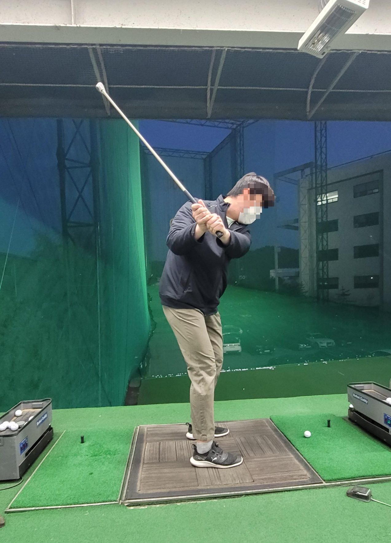 몸 뒤쪽 카메라 각도로 찍은 골프 측면 스윙 사진