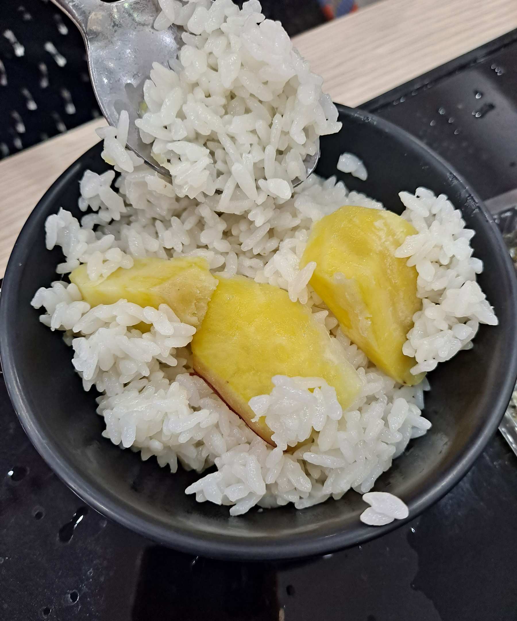 고구마밥 옮겨담다