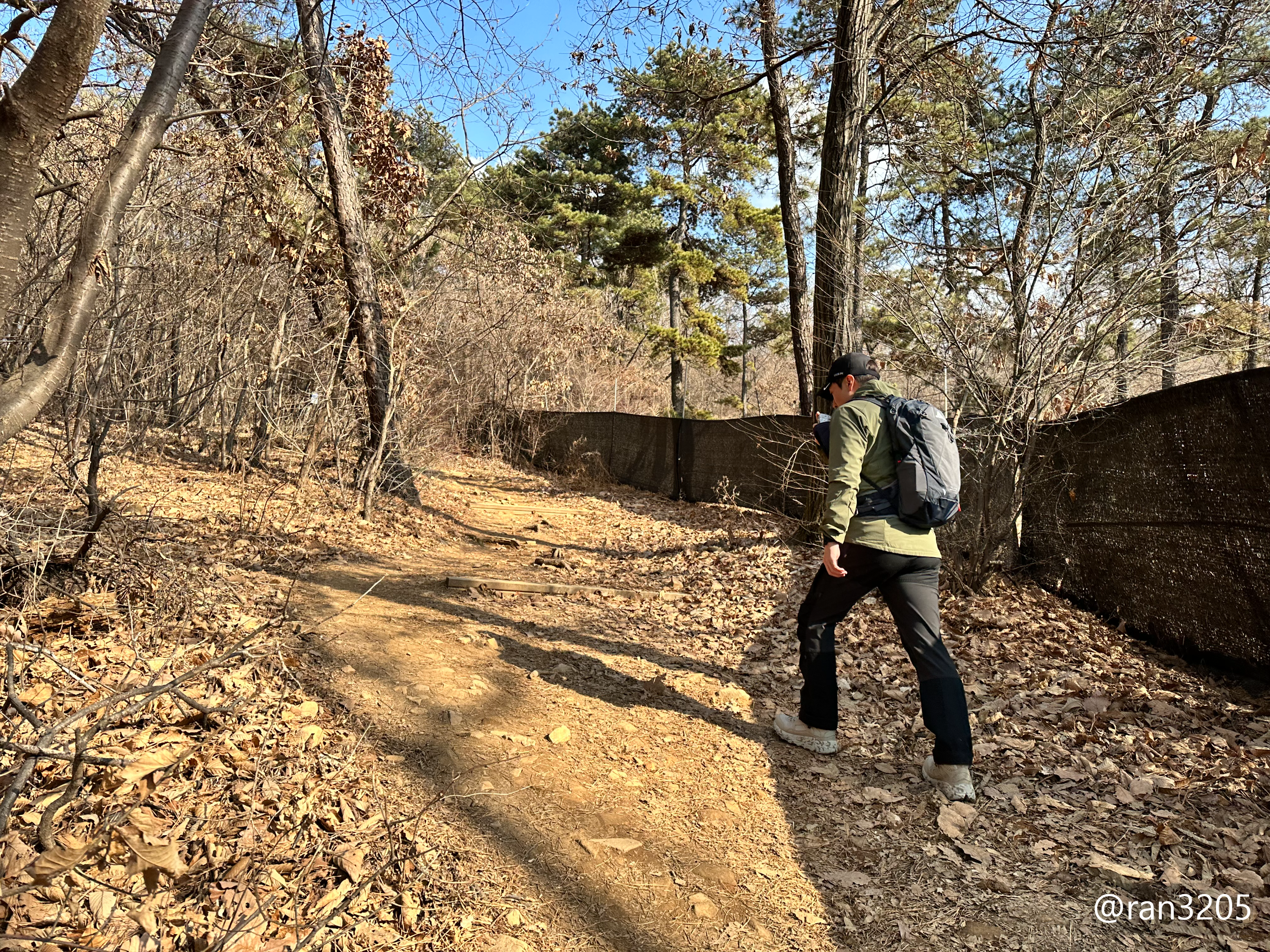 등산 시작하는 남편