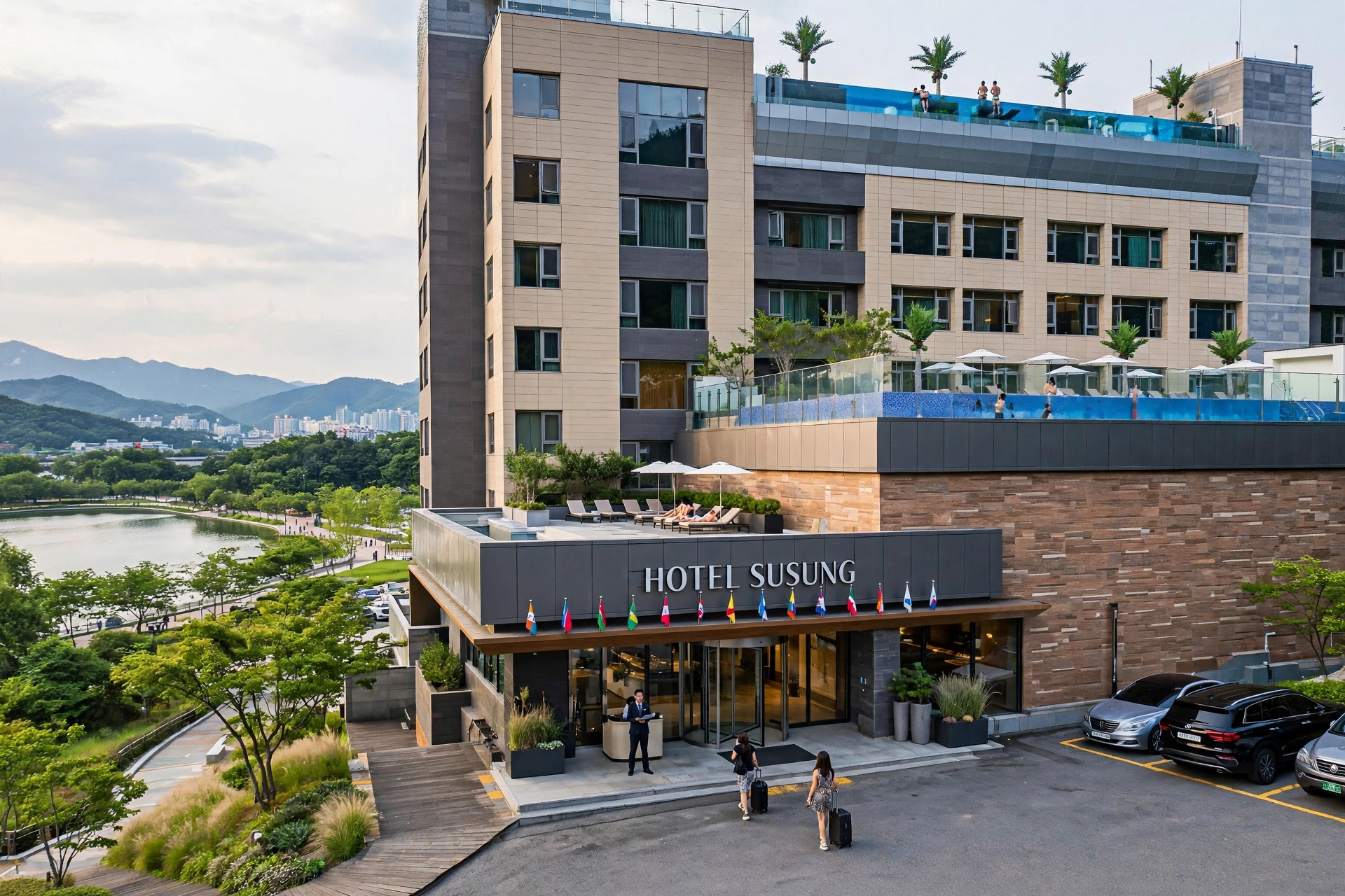 베이지 타일과 브라운 석재로 마감된 호텔수성 건물 외관. 1층 입구 위 'HOTEL SUSUNG' 로고와 만국기가 걸려 있고, 2층과 3층, 루프탑에 각각 파란색 인피니티 풀이 있으며 야자수와 파라솔, 선베드에 누운 투숙객들이 보인다. 왼쪽으로는 수성못과 산책로, 멀리 아파트와 산이 펼쳐져 있다. 입구 앞에는 캐리어를 끄는 여성 2명과 직원이 서 있다.