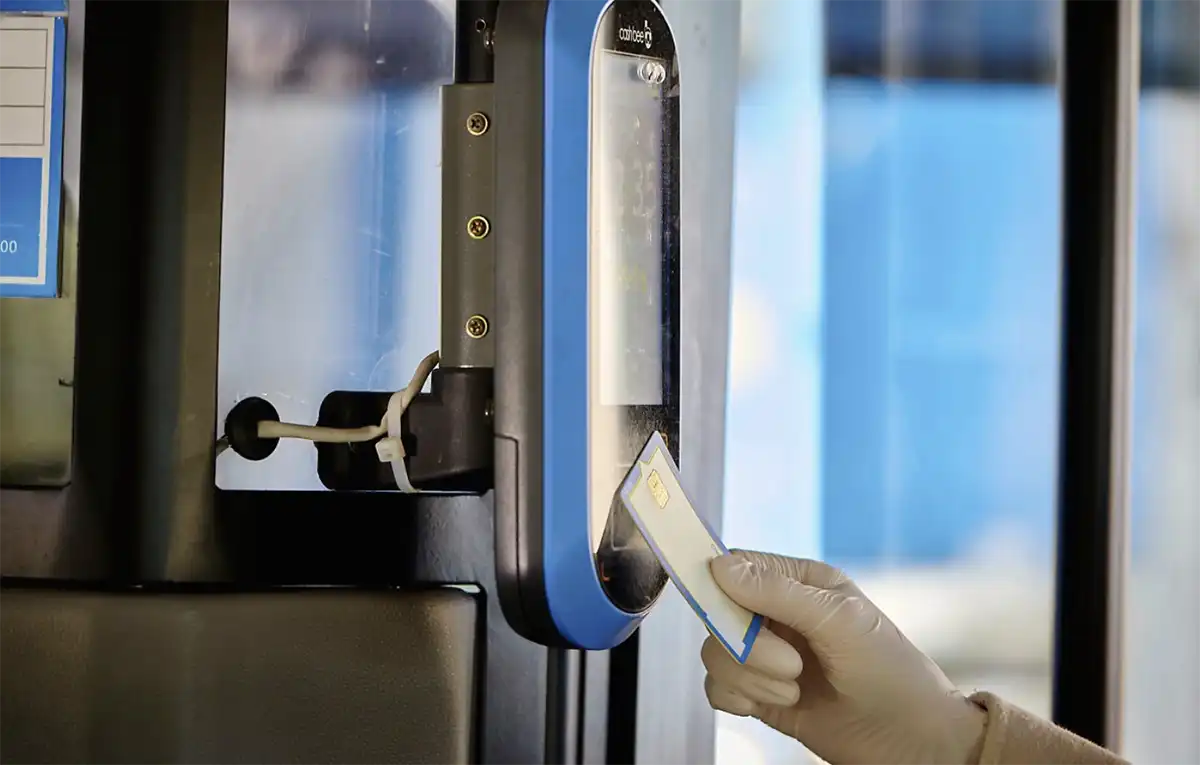 교통카드-버스-단말기-교통카드찍는모습