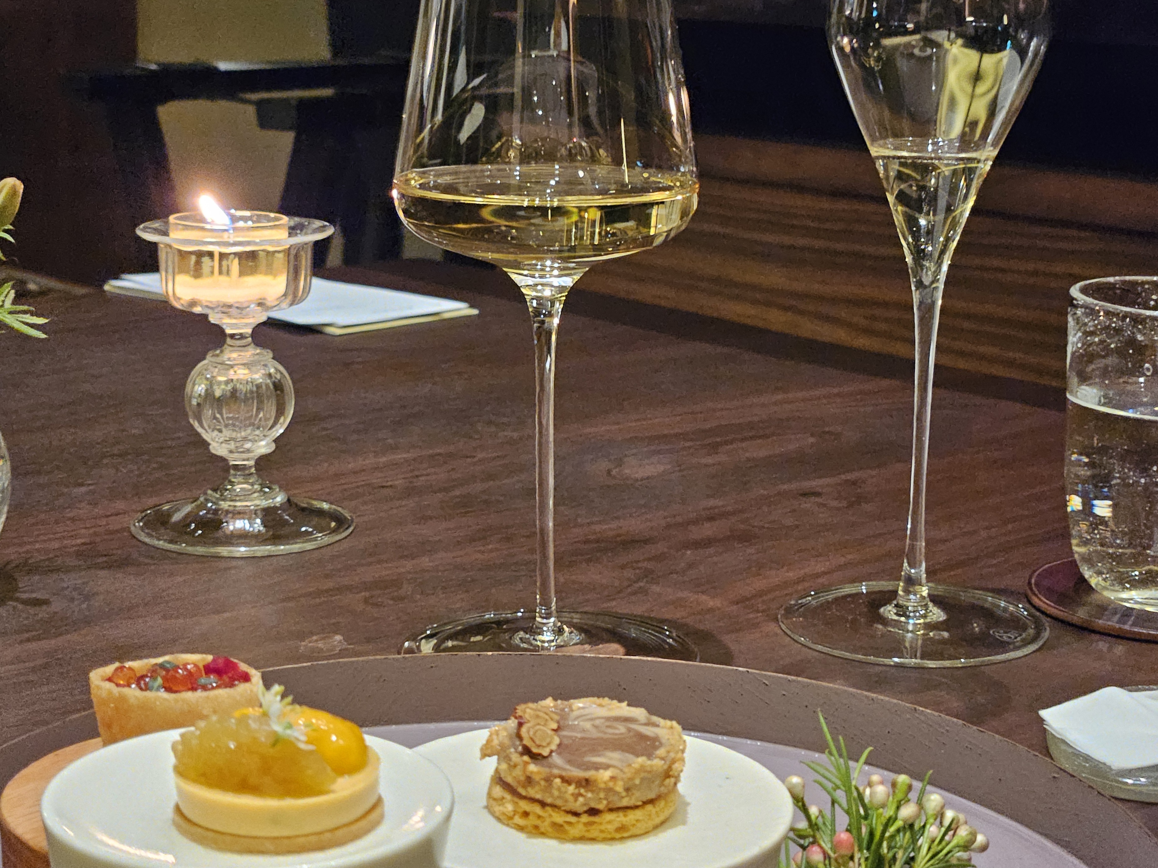 핑거푸드와 화이트 와인