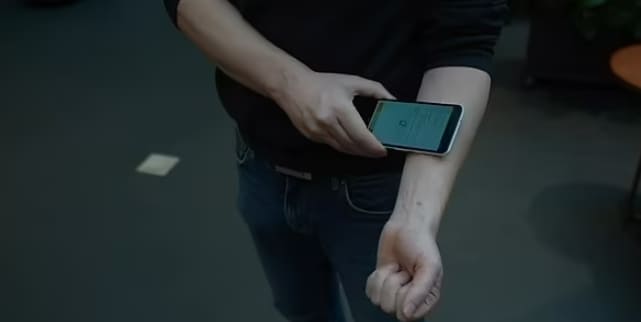 매트릭스가 현실로?...스타트업, 몸에 심는 백신패스 칩 개발 VIDEO: Swedish startup Epicenter unveils rice-sized microchip implant that stores your COVID vaccine passport