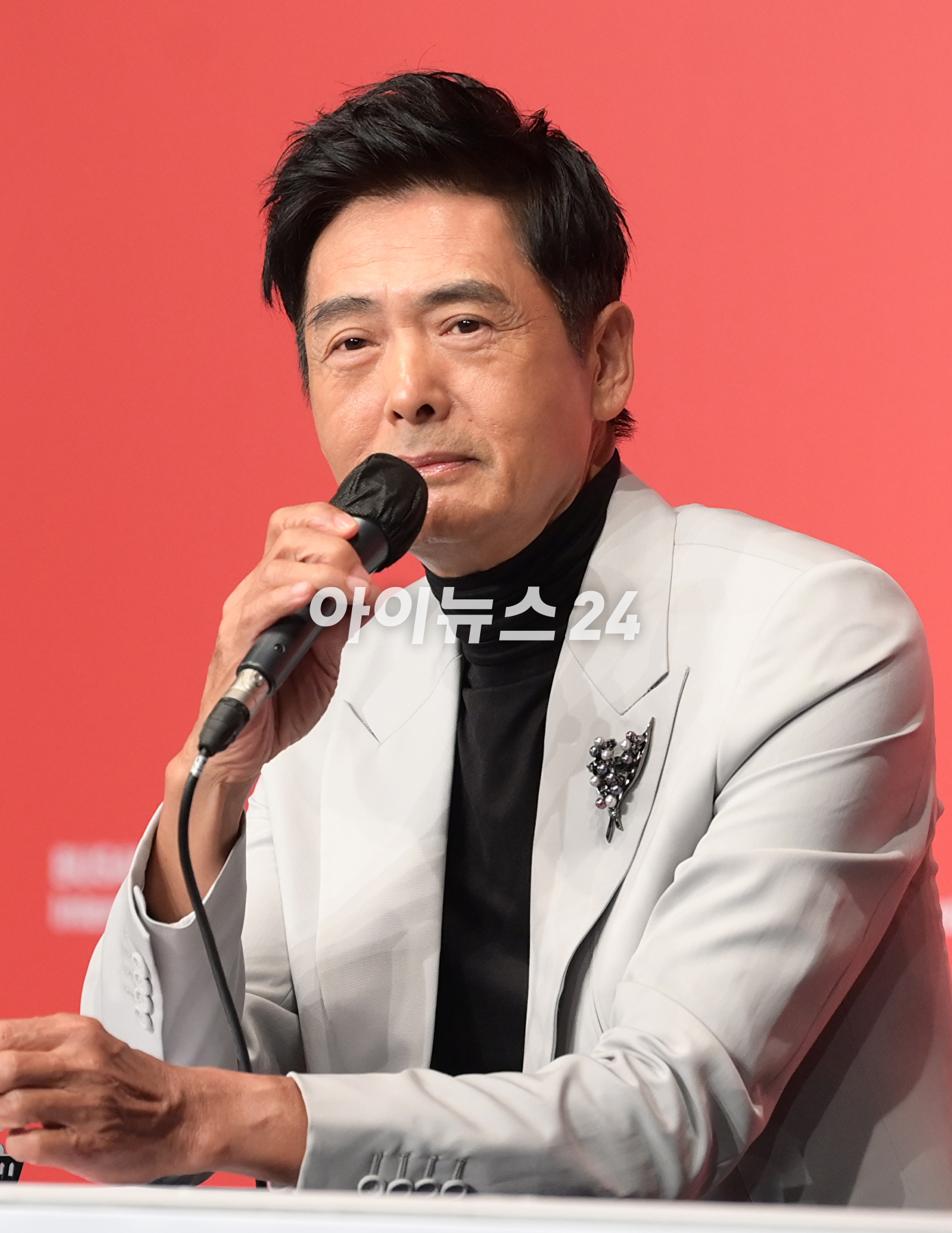 배우 주윤발(저우룬파)이&nbsp;5일 오후 부산광역시 해운대구 우동 KNN타워에서 진행된 제28회 부산국제영화제 공식 기자회견에 참석해 포토타임을 갖고 있다. [사진=정소희 기자]