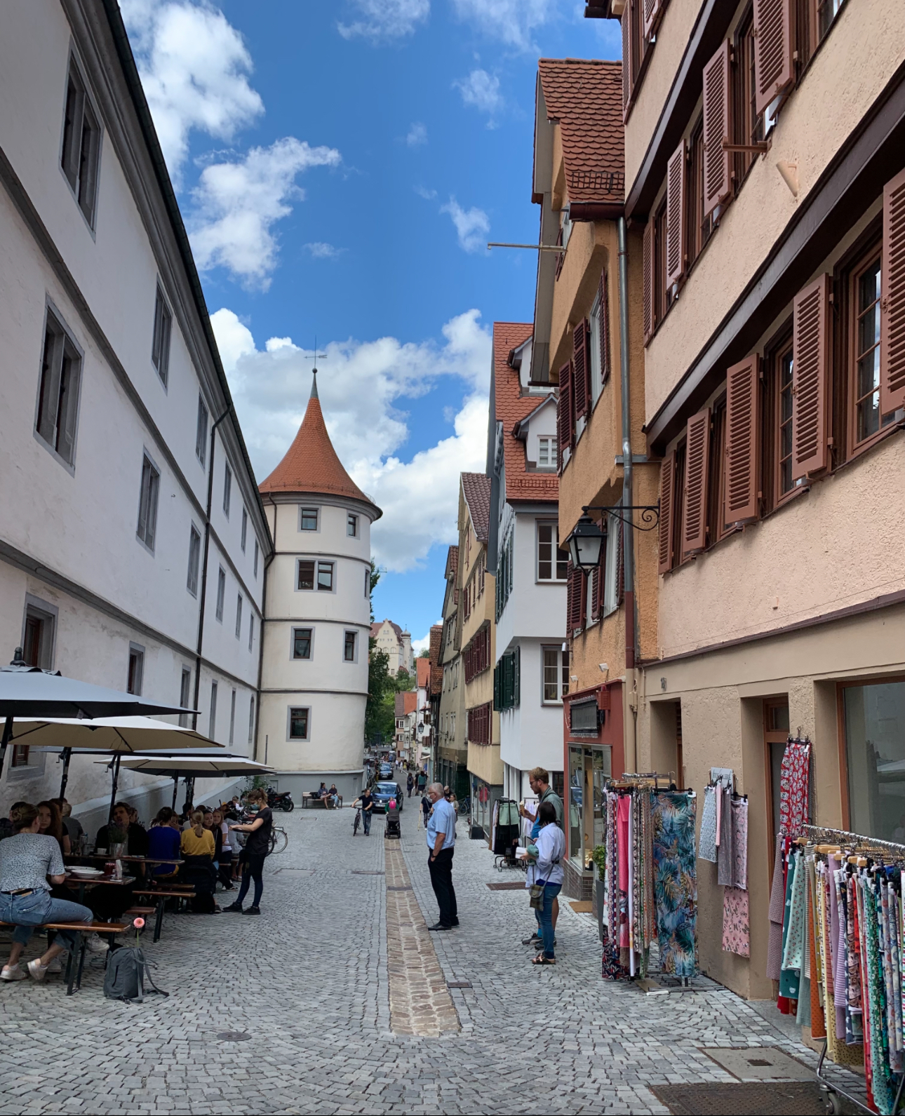 마을 곳곳에 보이는 중세시대 건물