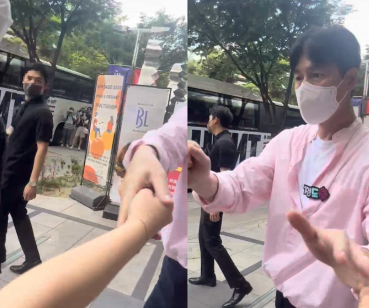 팬과 악수하며 멘토스를 가져가는 정우성