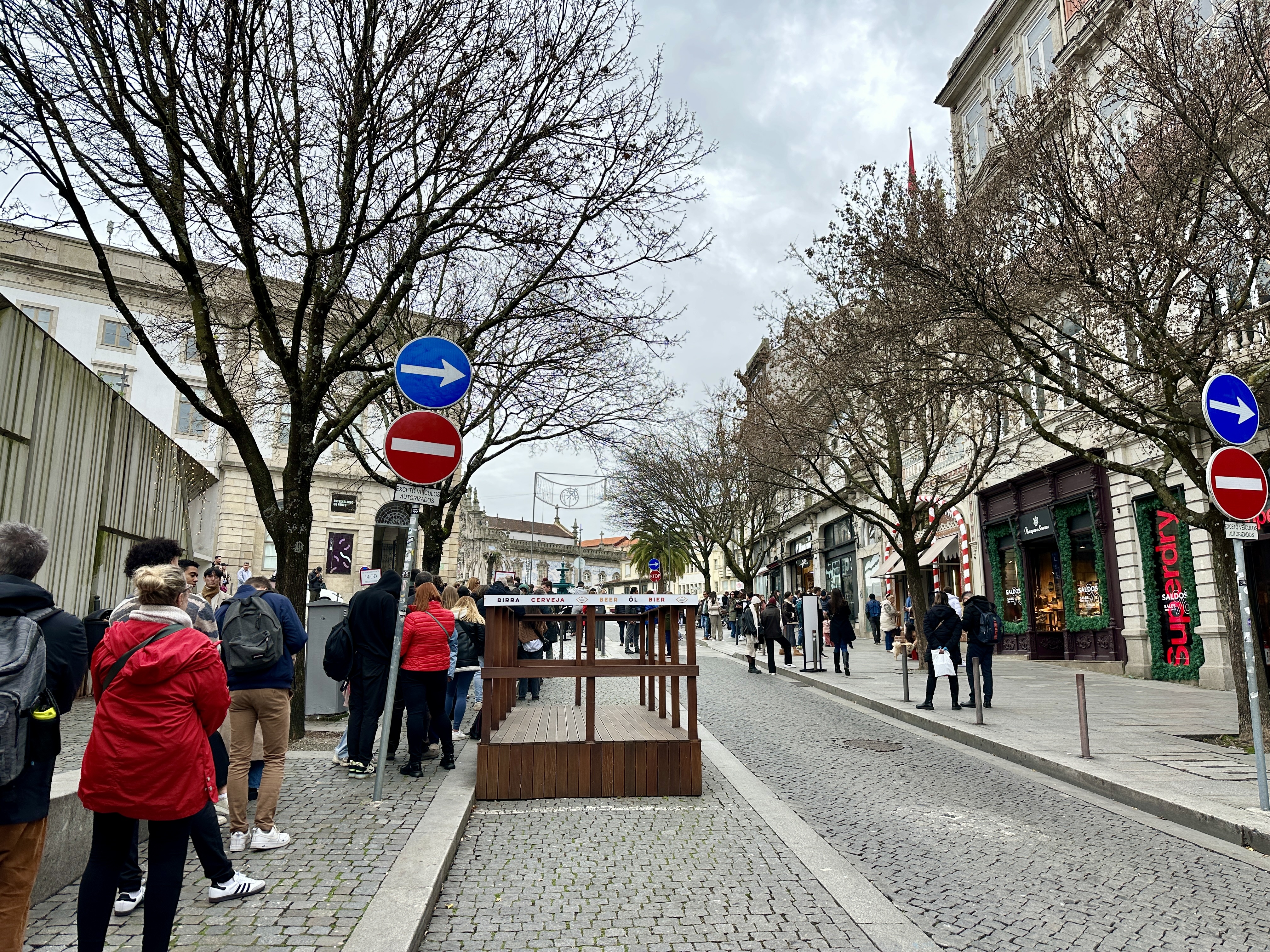 렐루서점 대기줄