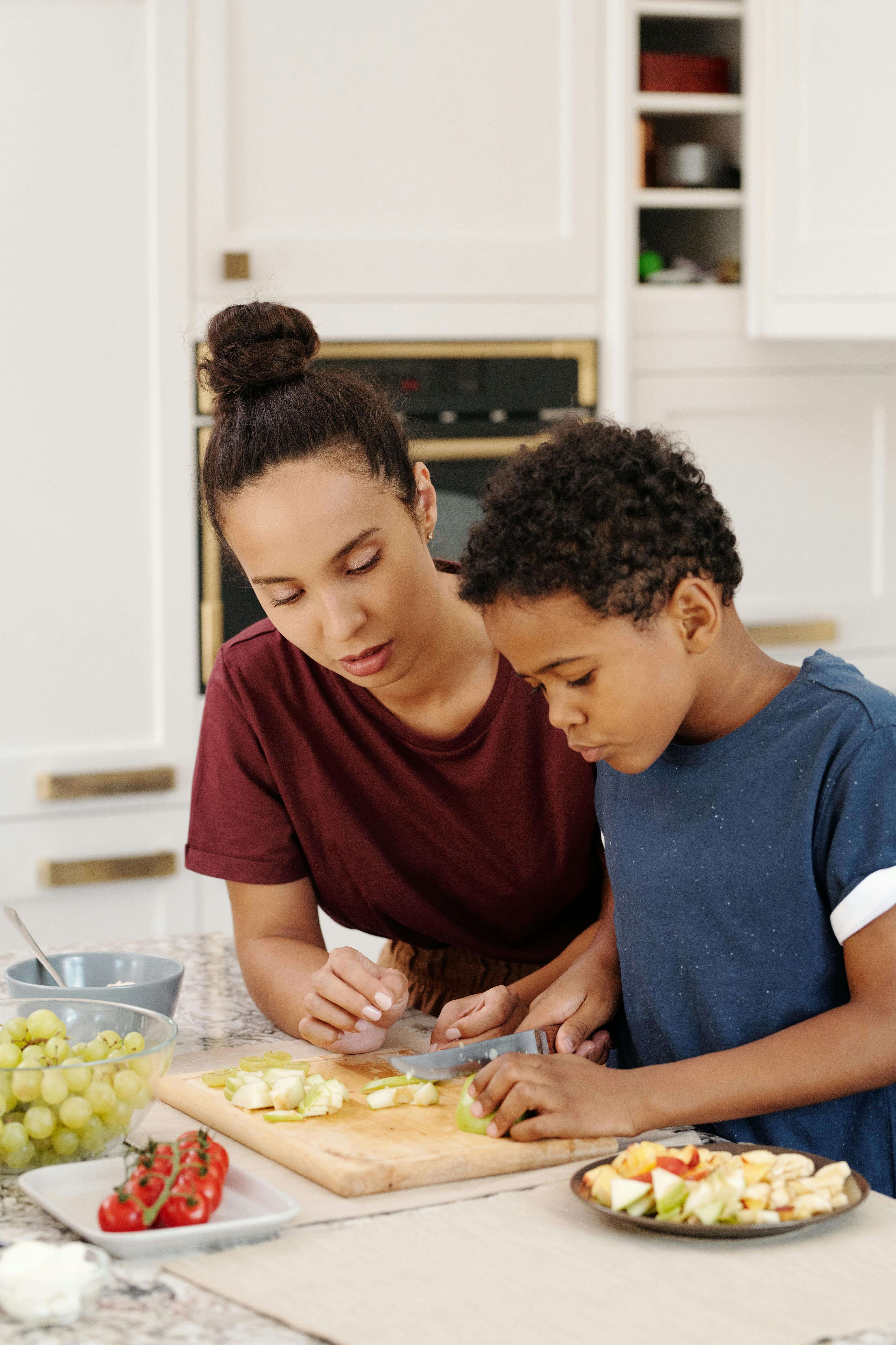 엄마가 실내에서 아이에게 요리를 가르쳐 주는 모습
