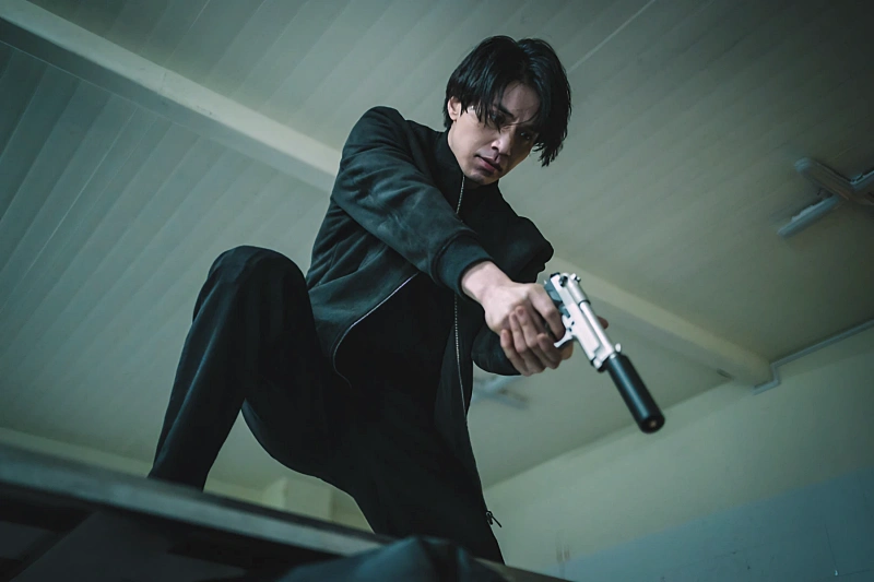 킬러들의 쇼핑몰에서 자동차 지붕위에서 총을 겨누고 있는 이동욱