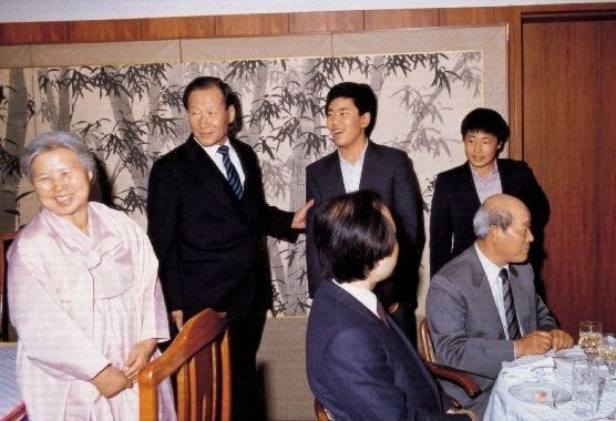 가족들과 즐거운 한때를 보내고 있는 현대가(家). (사진 왼쪽부터) 故 변중석 여사, 아산 정주영 선대회장과 손자 정의선 회장, 정일선 현대비앤지스틸 사장.