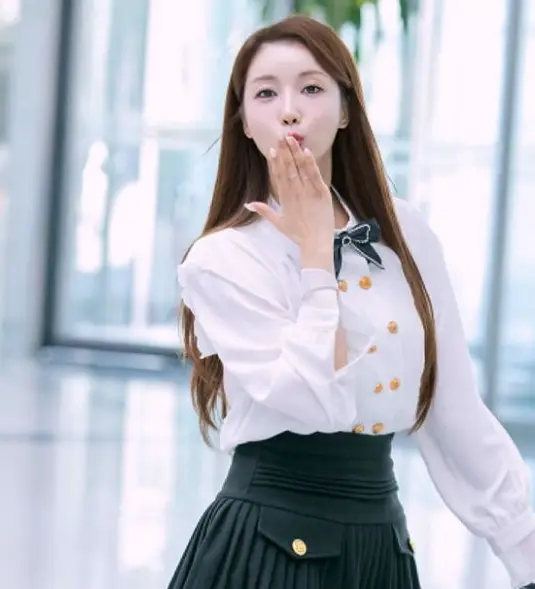 현역가왕- 흰색 긴팔 브라우스 검정색 미니 주름 치마를 입고 긴생머리를 늘어뜨린채 포즈를 취하고 있는 두리