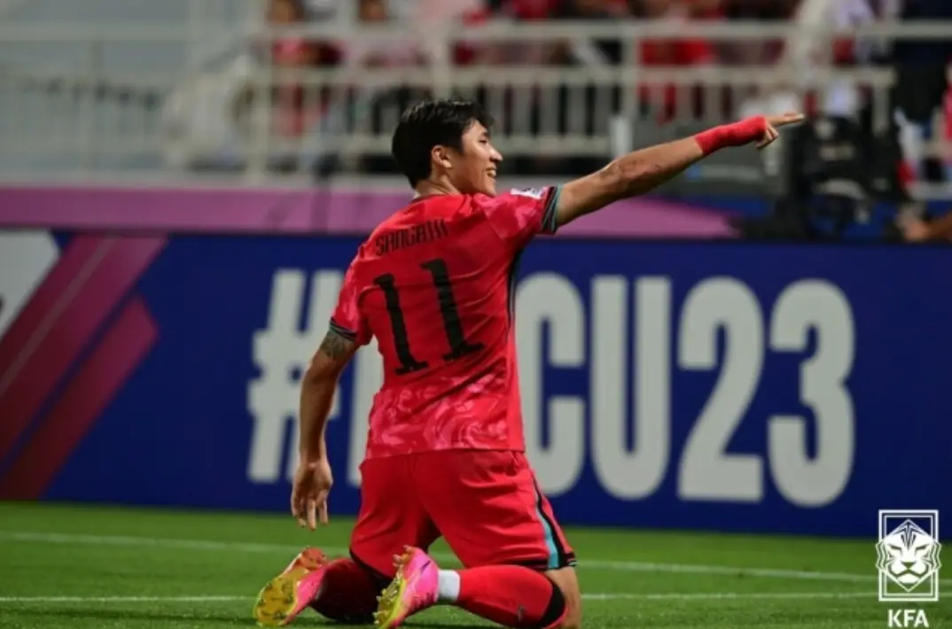 파리-축구장 잔디위 붉은 옷의 한국 대표팀 선수가 무릎 꿇은 채 기뻐하는 모습