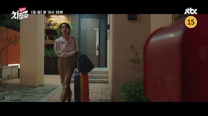 가방을-들고-집을-나서는-차정숙