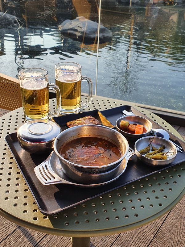 야외에서-물을보며-먹는-반상