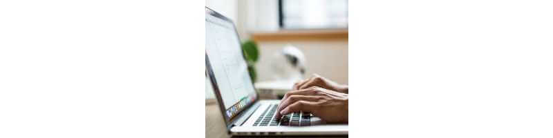 노트북-키보드-타이핑하는-모습