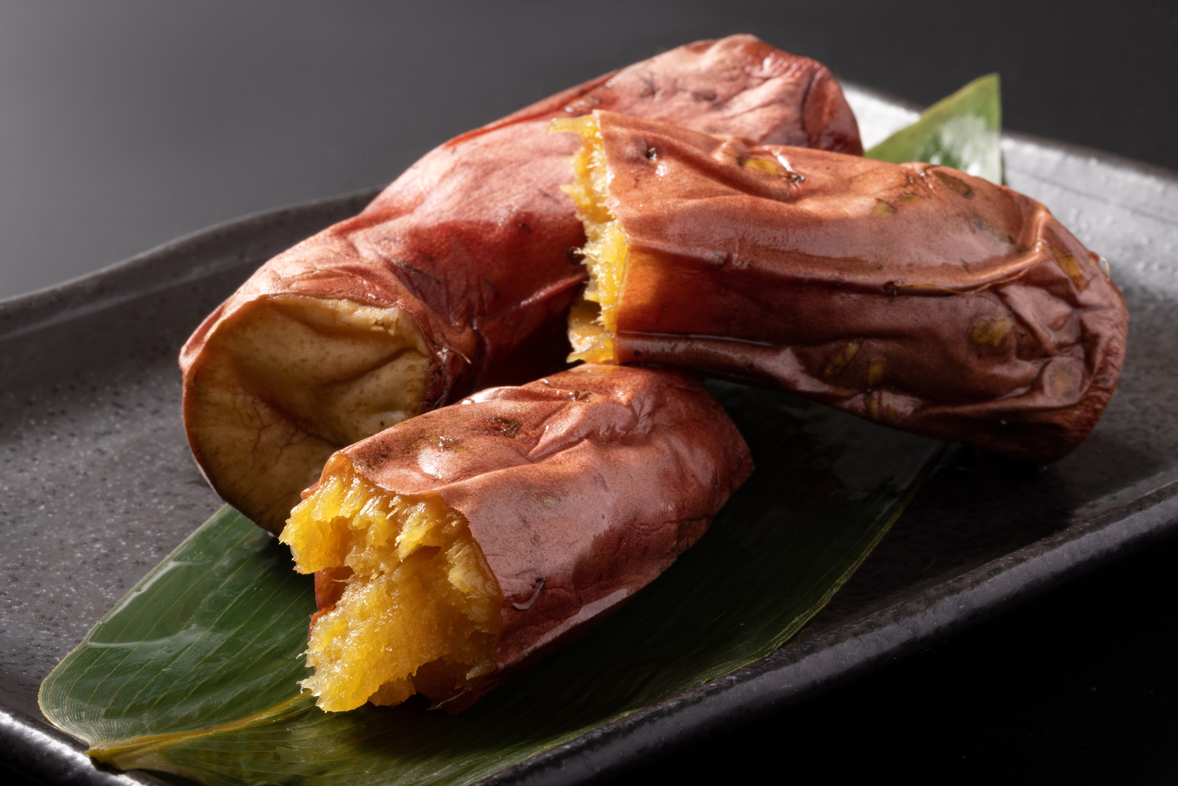 가을철 다이어트 간식 추천 — 껍질째 구워낸 구운 고구마, 포만감 높고 살 안 찌는 제철 음식