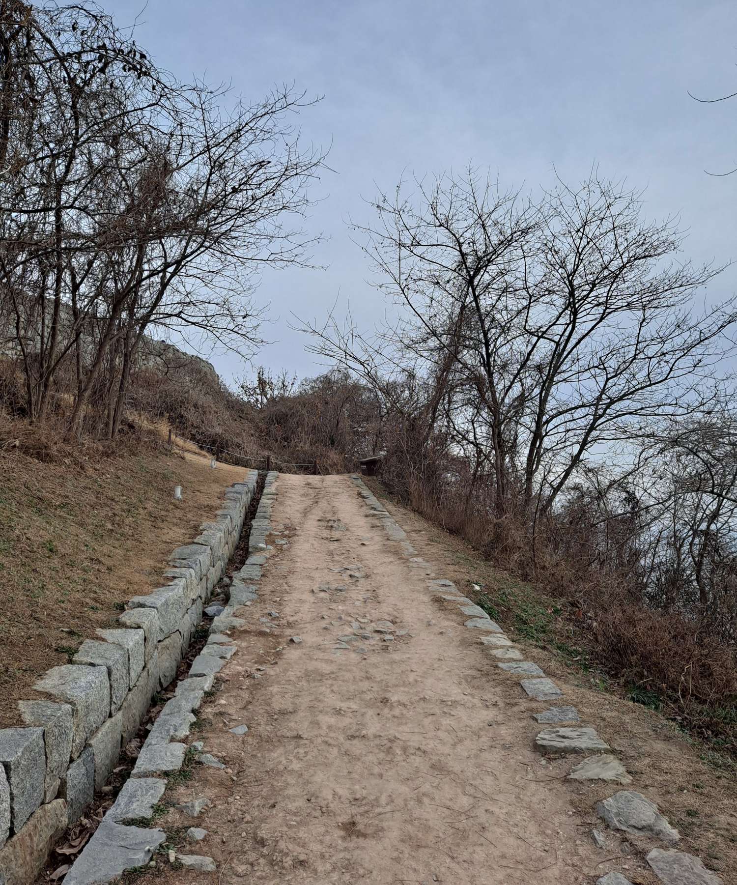 돈대 올라가는 길