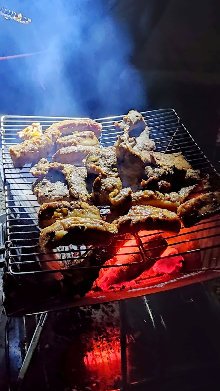 숯불에 맛잇게 익어가는 양념고기