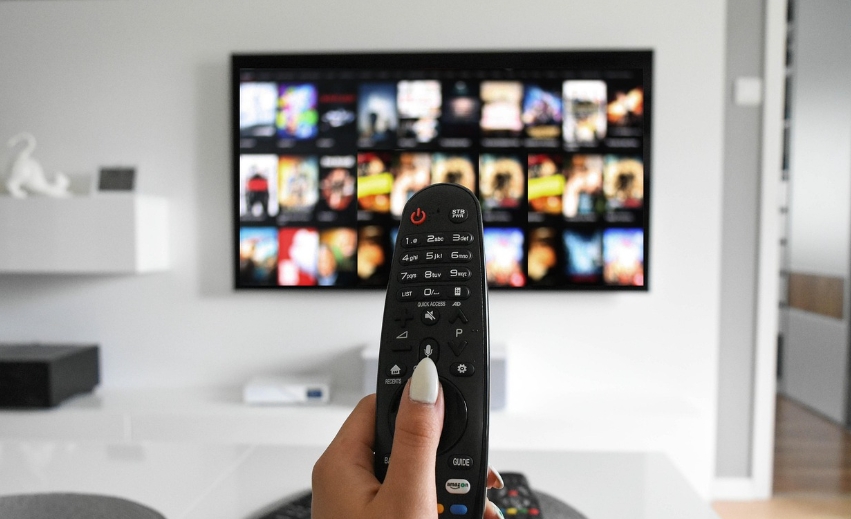 집에서 OTT 플랫폼을 시청하는 모습