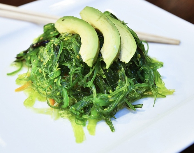 해초위에 아보카도가 올려져 있는 해초무침