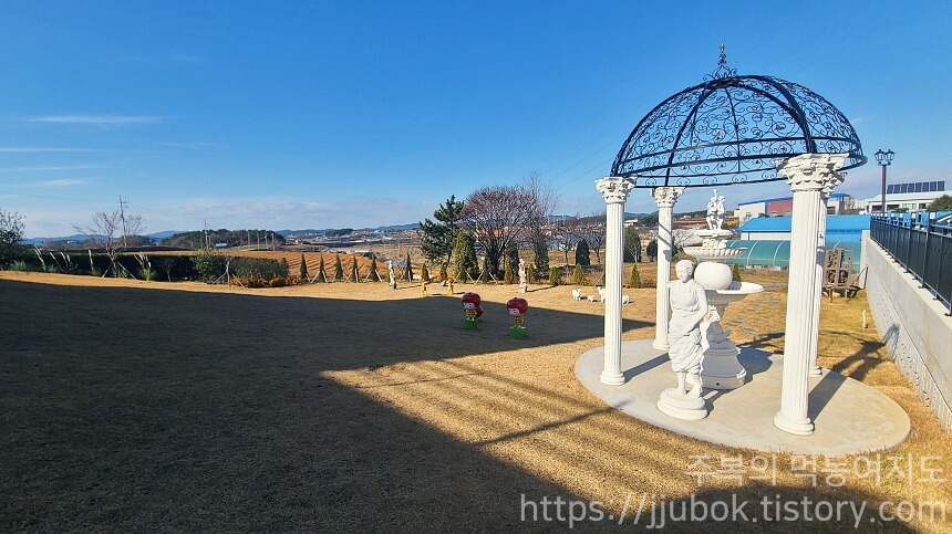 태안-베이커리-카페-밀리앤코-정원