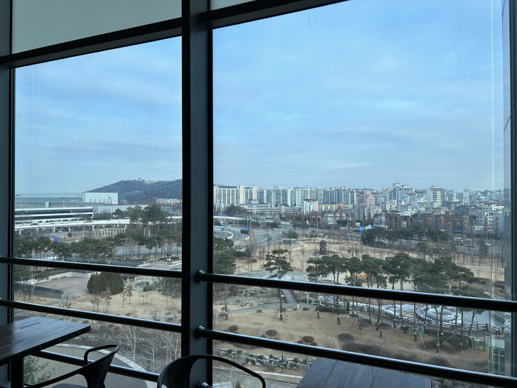 4층-창문-밖-풍경