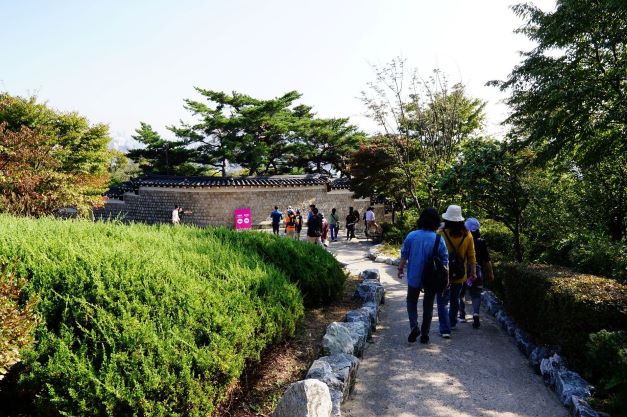 다시 백악정 앞 쉼터, 여러 사람들이 화단주변에 몰려 있습니다. 앞쪽에는 청와대 돌담, 흐린하늘,