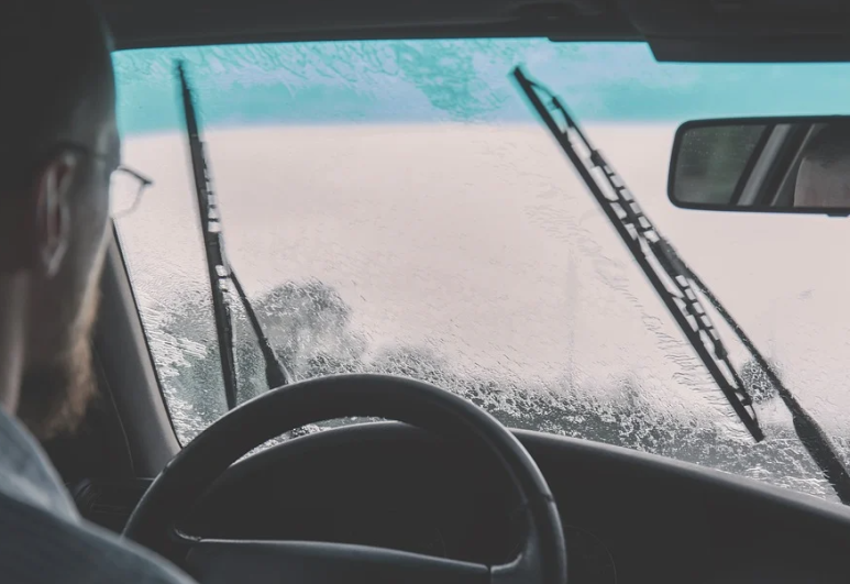 전면 유리에 유막으로 전방 시야 방해