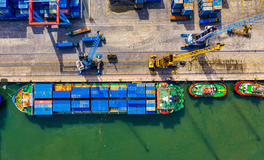 컨테이너를 잔뜩 실은 해상선의 모습