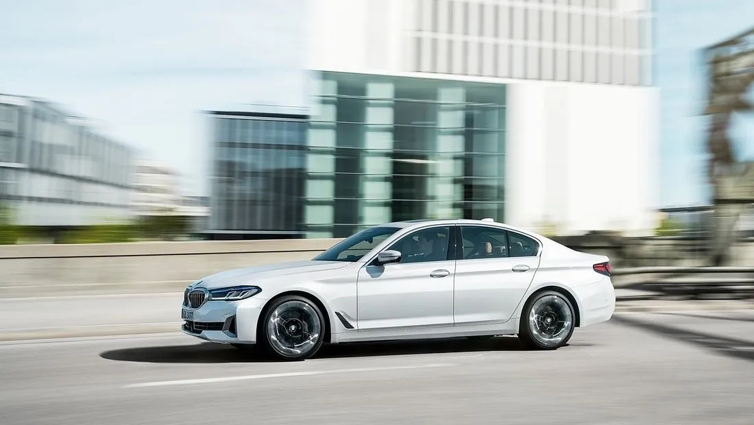 BMW 5 시리즈 가격 실구매가 모의견적 제원 옵션 카탈로그 내부 색상 디자인 인테리어 편의사양 안전사양 총정리