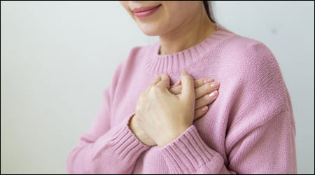 핑크색 스웨터를 입은 여성