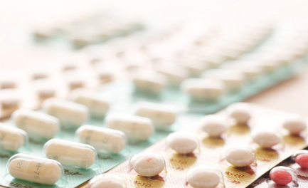 약을 복용하는 것.