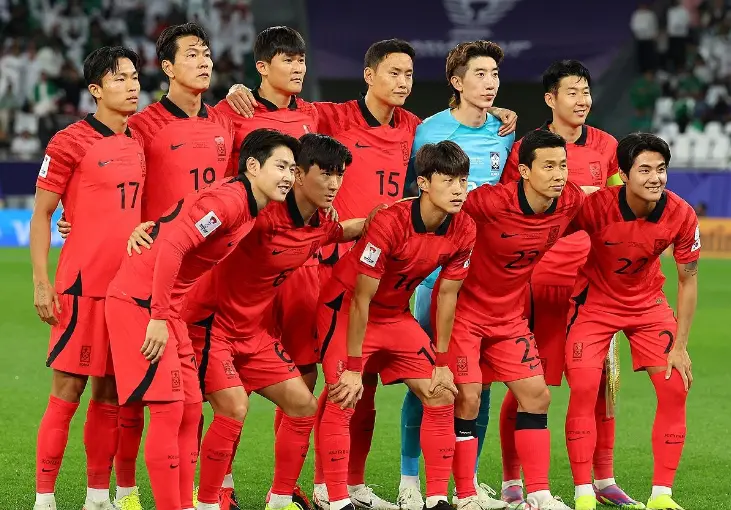 호주전-
관중이 꽉찬 축구경기장 붉은 유니폼을입은 대한민국 선수들이 어깨동무하며 사진촬영하는 모습