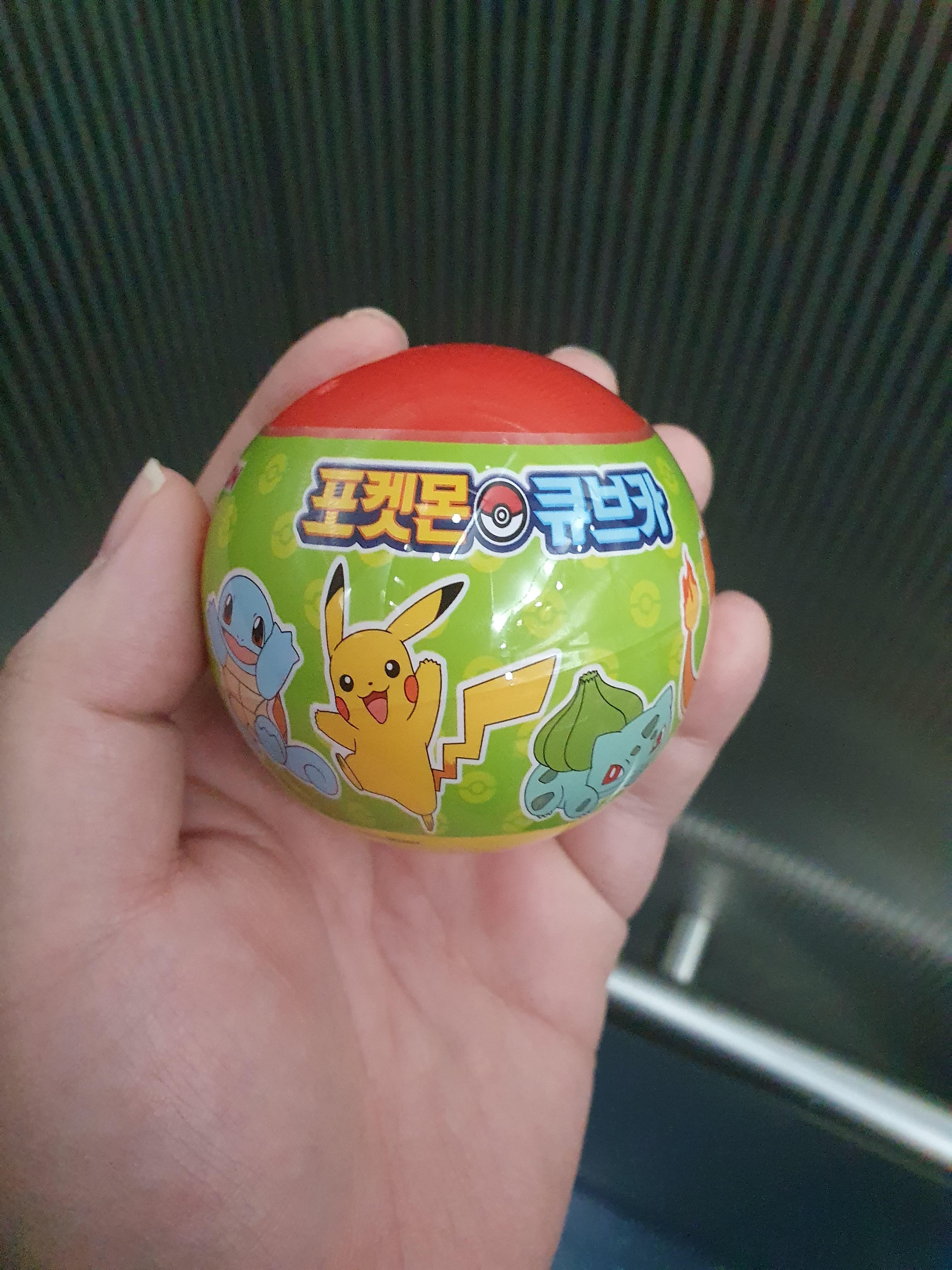 포켓몬 큐브카 포장이 포켓몬 볼 같다.
