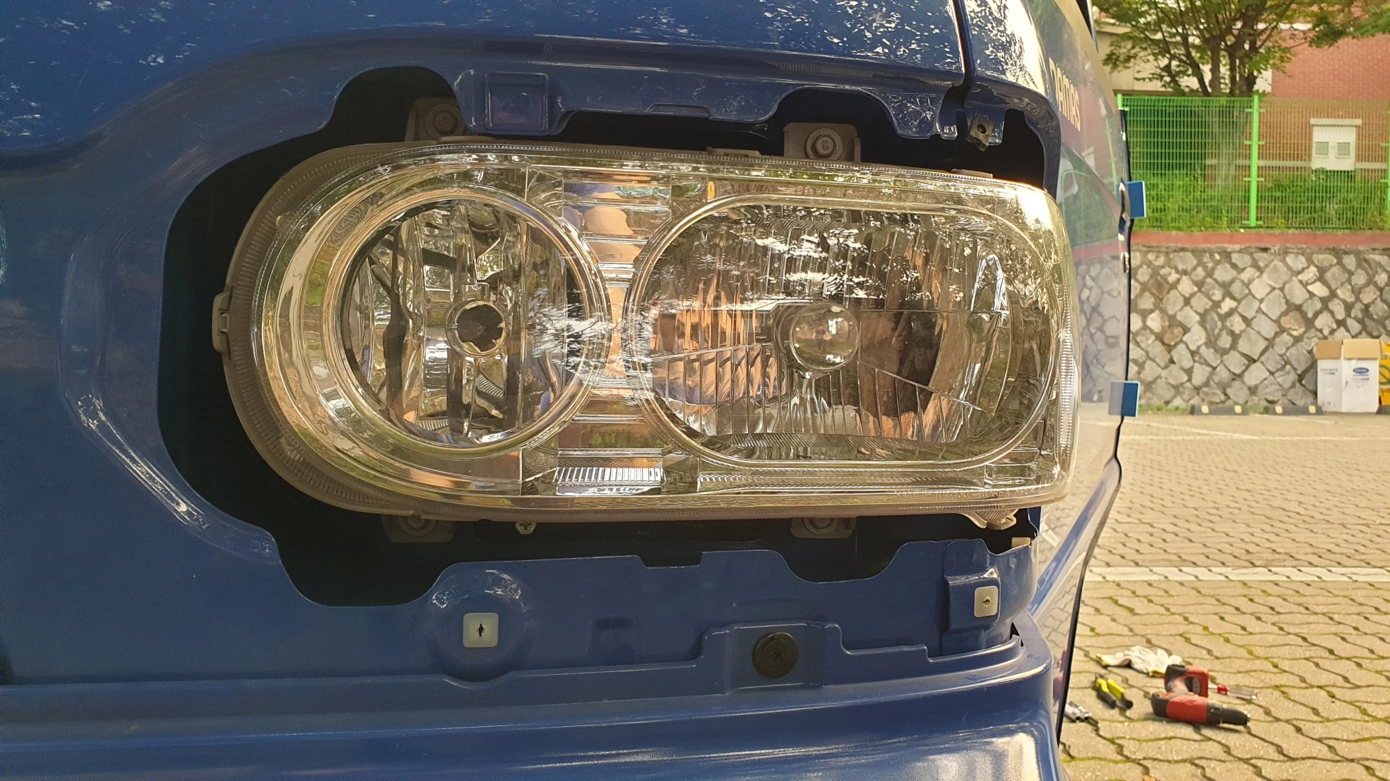 헤드라이이트 본체 고정 볼트 위치