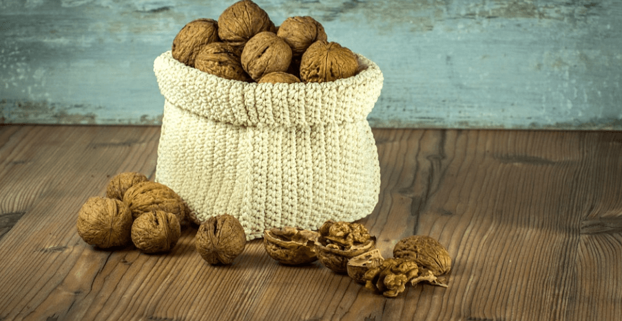 호두 효능 천 바구니에 담겨 있는 호두