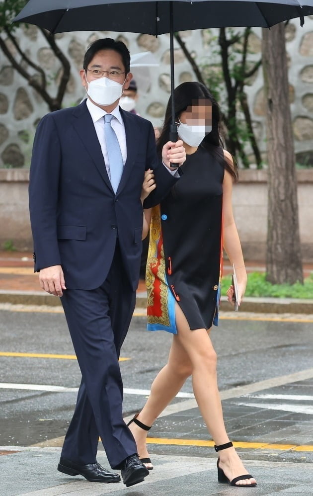 이재용 삼성전자 회장이 2022년 6월 27일 정의선 현대차그룹 회장의 장녀 진희 씨 결혼식이 열리는 서울 중구 정동교회로 딸 이원주 씨와 함께 들어서고 있다. 이원주 씨는 현재 미국에서 유학 중이다.