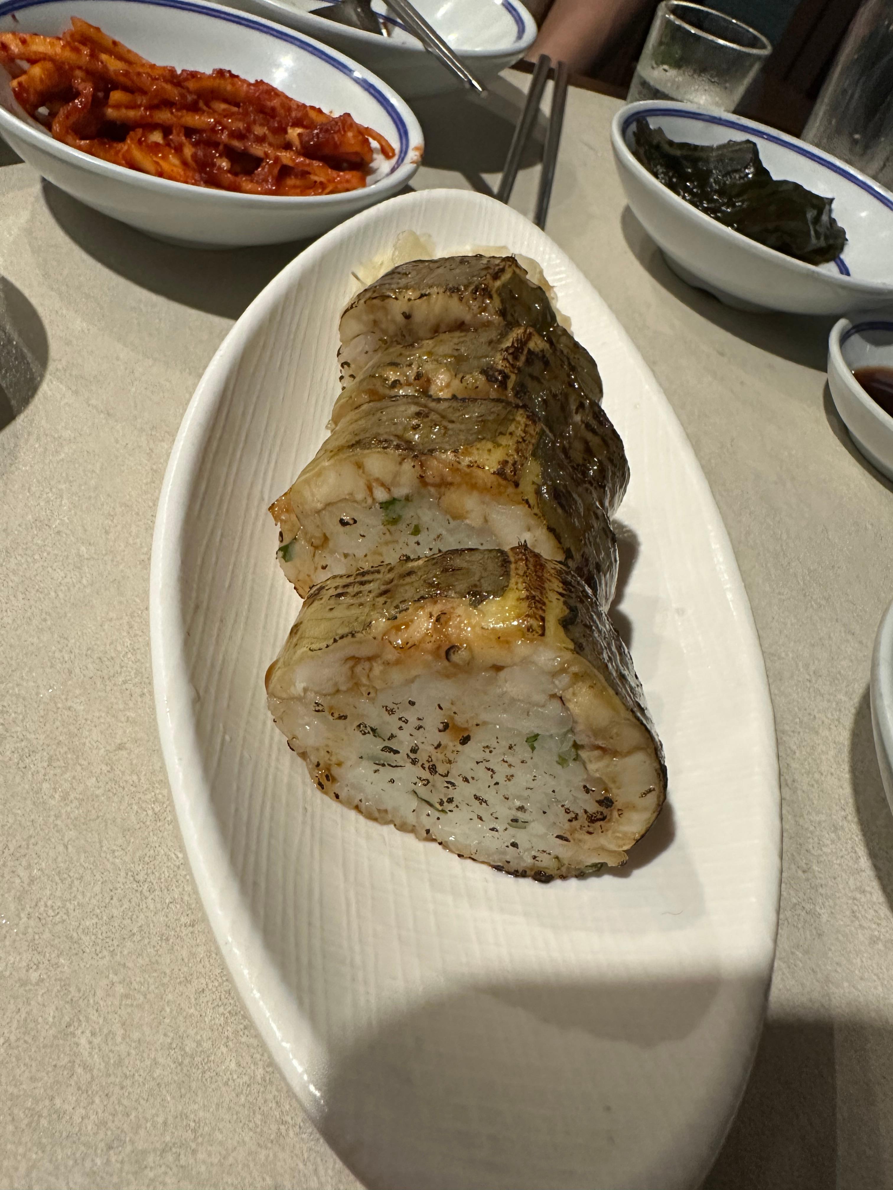 서울 용산 삼각지 장어 맛집 돌판장 추천(돌판에 굽는 자연산 바다장어, 장어 소금구이, 장어 양념구이, 장어구이 1인분 25,000원, 독특한 장어 초밥, 직원 친절, 내부 인테리어 예쁨, 가게 청결, 2층 구조, 용산 회식장소 추천)