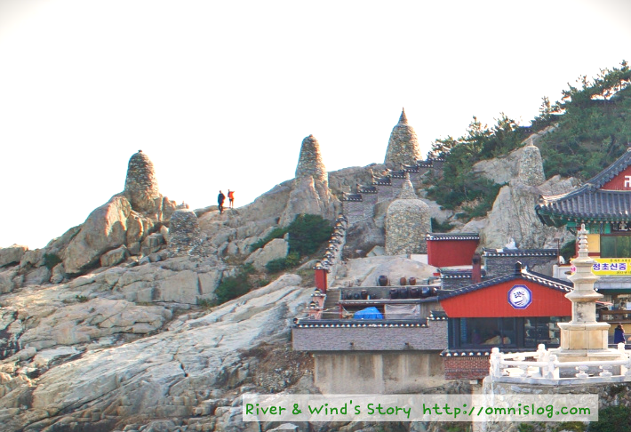 바위언덕의 돌탑들