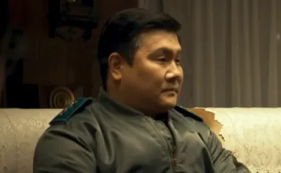 군복을 입고 앉아 있는 영화 서울의 봄에서 윤우명을 연기하는 김기무