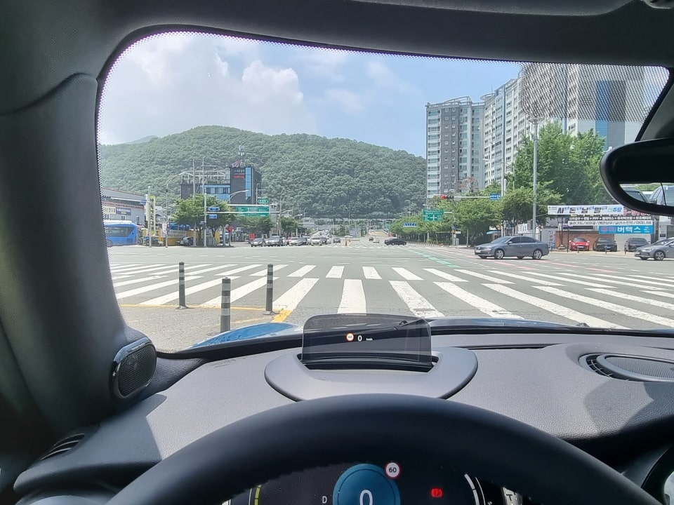 미니 일렉트릭의 운전석 시점은 이렇습니다.