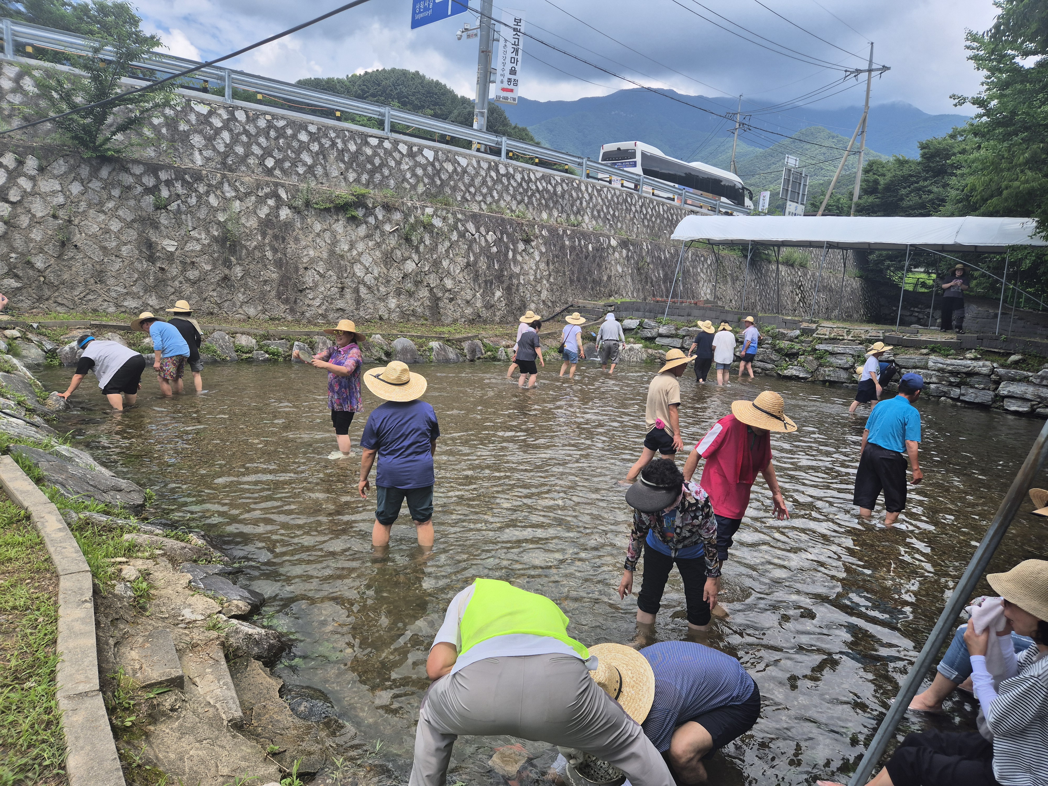송어잡이 체험을 하는 모습