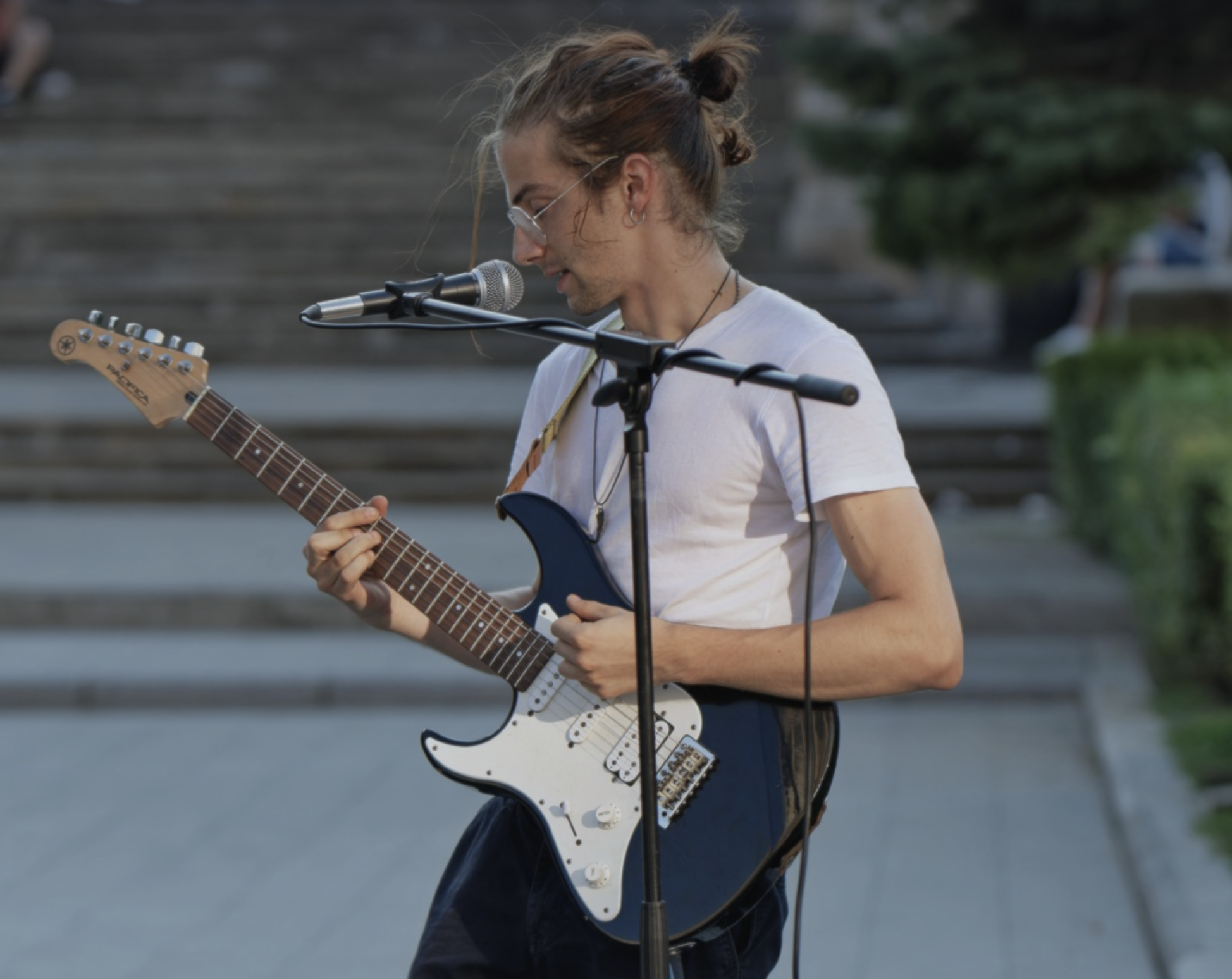 젊은 남성이 버스킹하는 모습