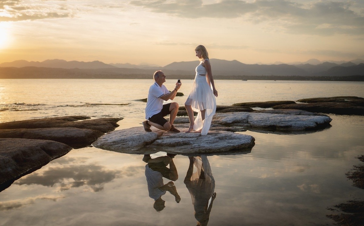여자에게 반지를 내밀고 프러보즈하는 남자